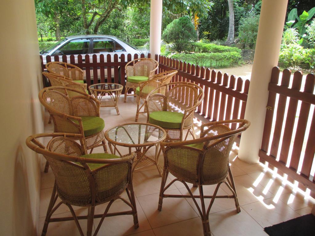 Alfred Colonial Bungalow & Spice Garden Kobbekaduwa Rum bild